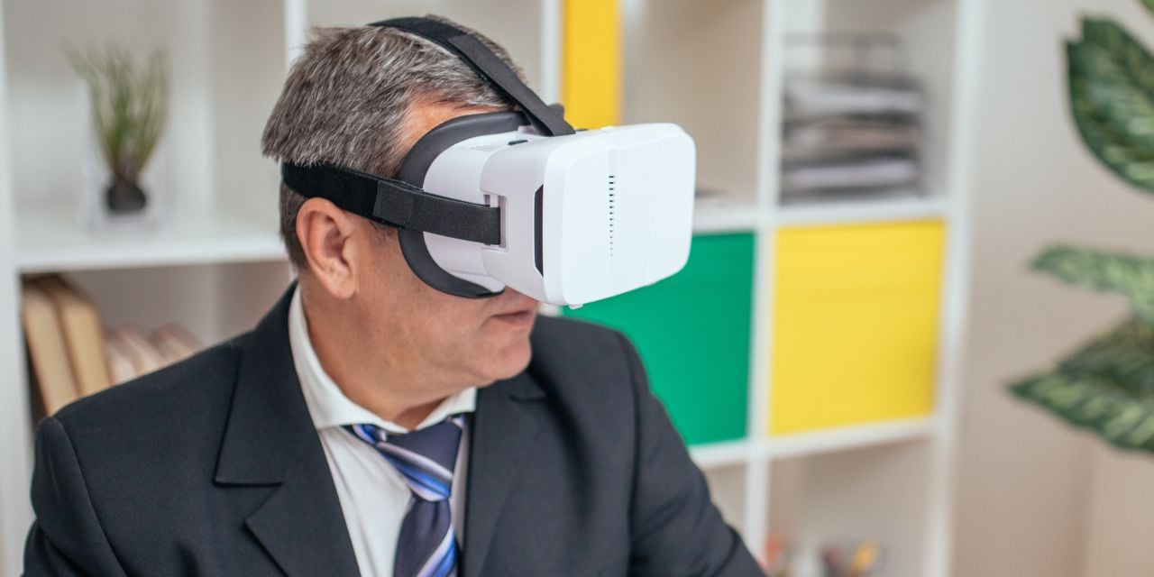 Un salarié utilise un casque de réalité virtuelle au travail