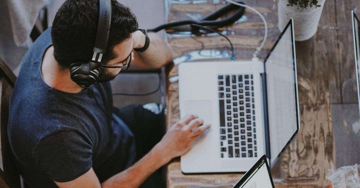 Man met headphones en laptop
