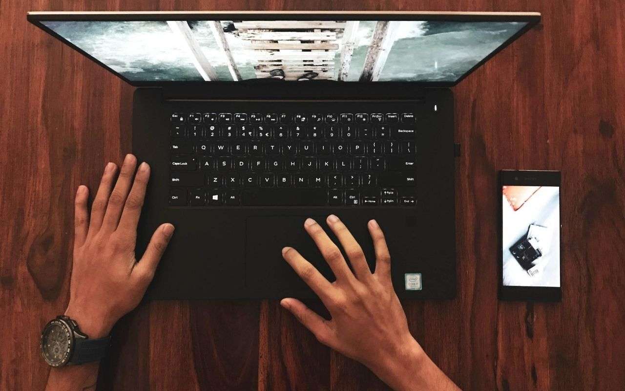 handen op een laptop